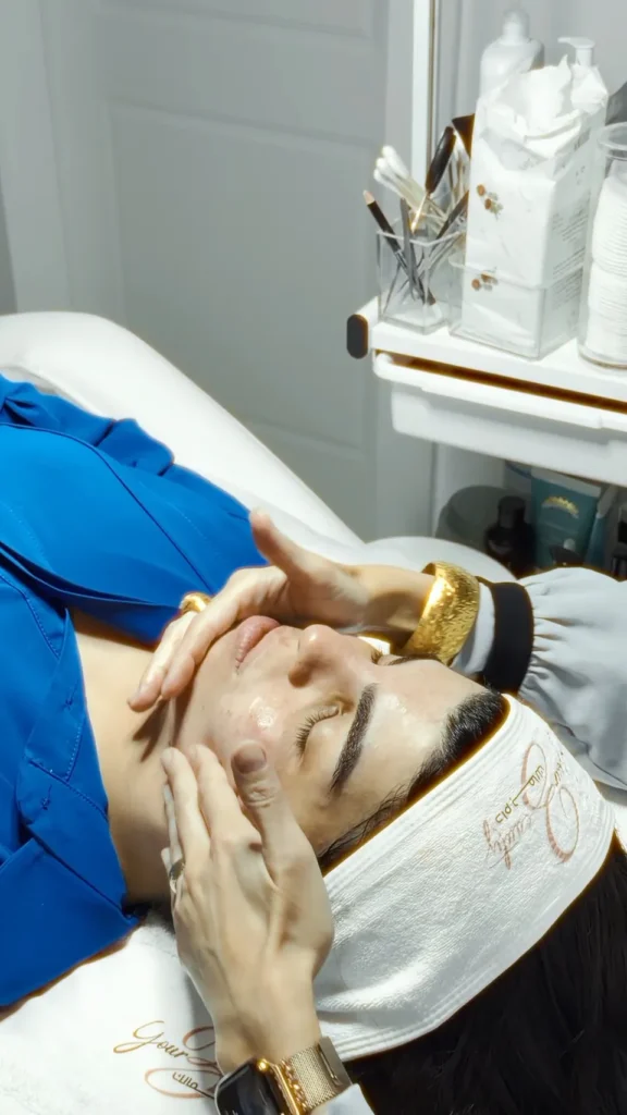 تدليك للوجه خلال جلسة عناية بالبشرة