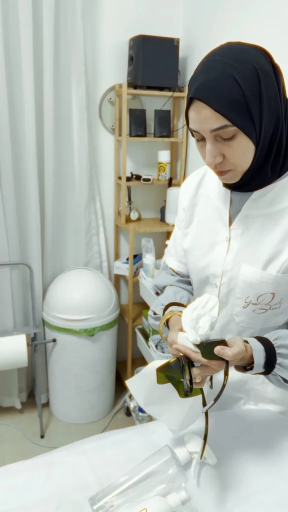 الأخصائية تجهّز الأدوات قبل الجلسة