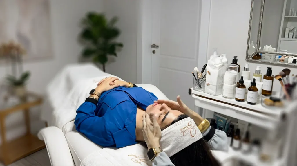 غرفة العلاج في مركز Your Beauty أثناء جلسة عناية بالبشرة